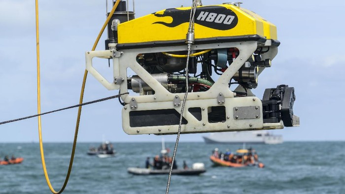 Robot Bawah Laut Cari Puing Sriwijaya Air SJ182 Sejumlah prajurit TNI AL pengawak KRI Rigel-933 mengamati robot bawah laut atau 'Remotely Operated Vehicle (ROV)' yang diturunkan di perairan Kepulauan Seribu, Jakarta, Senin (11/1/2021). Alat tersebut digunakan untuk mencari korban dan puing dari pesawat Sriwijaya Air SJ 182. ANTARA FOTO/M Risyal Hidayat/rwa.