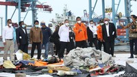 Di tengah proses evakuasi pesawat Sriwijaya Air SJ182, sejumlah anggota Komisi V DPR tampak mendatangi kawasan JICT, Jakarta, untuk melakukan peninjauan kondisi terkini penanganan insiden pesawat Sriwijaya Air yang jatuh.
