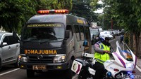 Ambulans yang membawa kantong jenazah korban Sriwijaya Air saat tiba di RS Polri.