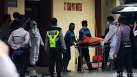 Petugas kedokteran forensik Rumah Sakit (RS) Polri Kramat Jati membawa kantong jenazah ke dalam Posko CT Scan Post Mortem, RS Polri Kramat Jati, Jakarta, Senin (11/1/2021).