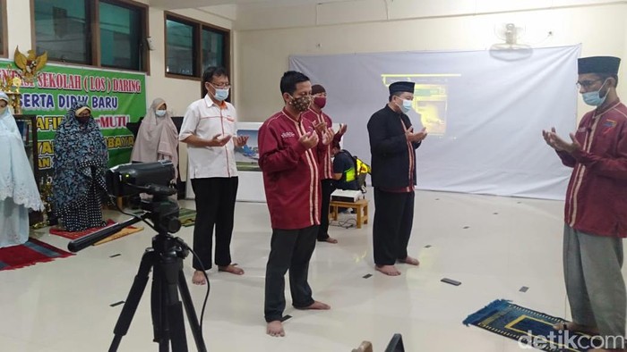 Sekolah di Surabaya Gelar Salat Gaib Doakan Korban Sriwijaya Air SJ182 Secara Virtual
