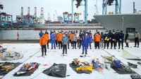 Proses pencarian itu dilakukan untuk menemukan jenazah penumpang, serpihan potongan bagian pesawat terbang, maupun kotak hitam yang hingga kini belum diketahui keberadaannya.