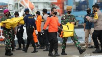 Memasuki hari ketiga, proses evakuasi pesawat Sriwijaya Air SJ182 yang jatuh di perairan Kepulauan Seribu masih terus dilakukan.