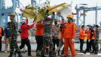 Petugas gabungan kembali menemukan puluhan serpihan pesawat Sriwijaya Air SJ182. Puluhan serpihan pesawat itu dikumpulkan di JICT II, Jakarta, Senin (11/1/2021) sebagai bahan untuk investigasi oleh KNKT.