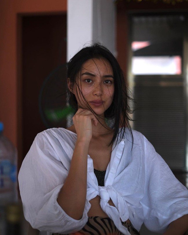 Shenyue Ding adalah seorang model yang inspiratif. Tak hanya punya penampilan menarik, wanita itu juga dikenal pintar dan berjiwa seni tinggi. Kini ia pun disibukkan dengan hobi barunya yakni membuat pot yang jadi bisnis. Foto: Instagram @shenyueding/ @supperceramics