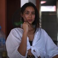 Shenyue Ding adalah seorang model yang inspiratif. Tak hanya punya penampilan menarik, wanita itu juga dikenal pintar dan berjiwa seni tinggi. Kini ia pun disibukkan dengan hobi barunya yakni membuat pot yang jadi bisnis. Foto: Instagram @shenyueding/ @supperceramics