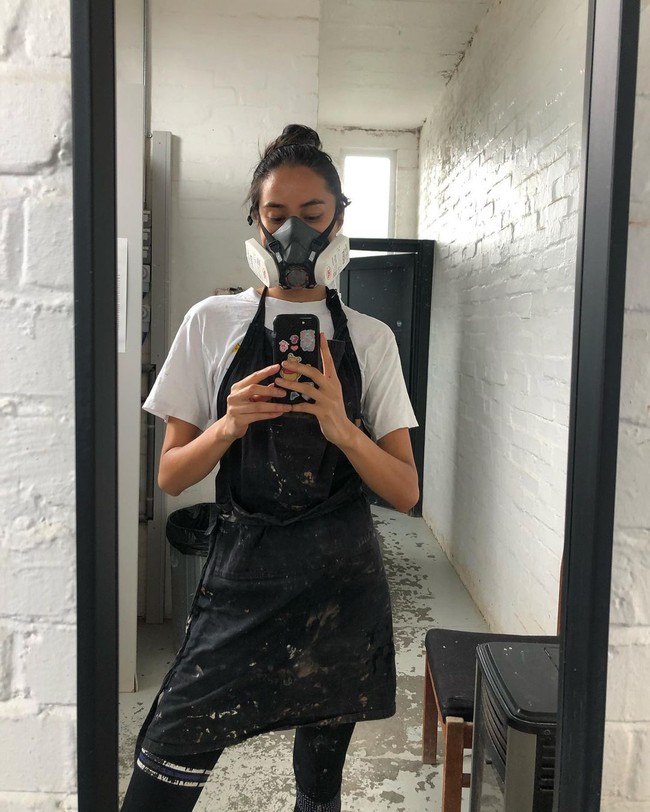 Karya-karya dari wanita itu pun sering mendapat pujian. Kebanyakan karya-karyaku dibuat langsung. Anehnya aku menyukai proses membuat pot yang lambat dan banyak langkah yang mana tergantung dari faktor-faktor tak terduga artinya bisa butuh 4-6 minggu untuk setiap barangnya selesai, ungkap Shenyue. Foto: Instagram @shenyueding/ @supperceramics