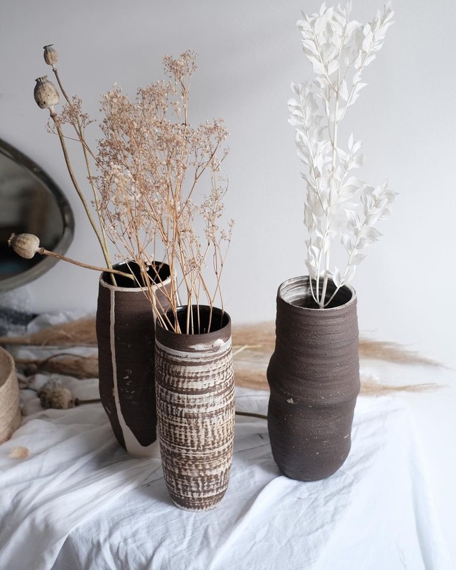 Ia sendiri memang selalu ingin membuat pot atau vas yang unik. Dalam dunia yang penuh keseragaman produksi masa seperti Ikea, tujuan utamaku adalah menciptakan item-item yang akan dihargai dalam rumah kalian, tambahnya. Foto: Instagram @shenyueding/ @supperceramics