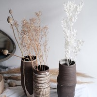 Ia sendiri memang selalu ingin membuat pot atau vas yang unik. Dalam dunia yang penuh keseragaman produksi masa seperti Ikea, tujuan utamaku adalah menciptakan item-item yang akan dihargai dalam rumah kalian, tambahnya. Foto: Instagram @shenyueding/ @supperceramics