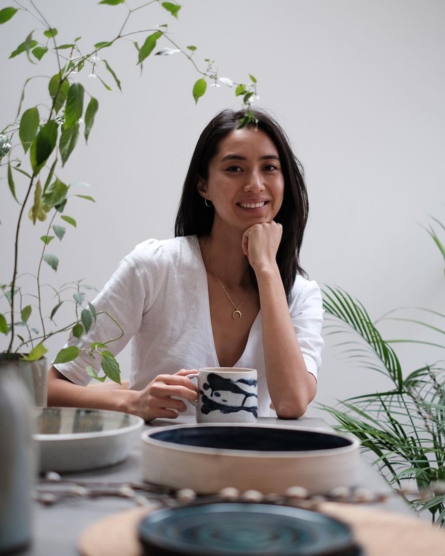 Sebelum menekuni hobi tembikar, wanita yang punya gelar di jurusan sains tersebut bekerja sebagai konsultan strategi di perusahaan bioteknologi. Foto: Instagram @shenyueding/ @supperceramics