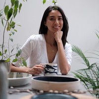 Sebelum menekuni hobi tembikar, wanita yang punya gelar di jurusan sains tersebut bekerja sebagai konsultan strategi di perusahaan bioteknologi. Foto: Instagram @shenyueding/ @supperceramics