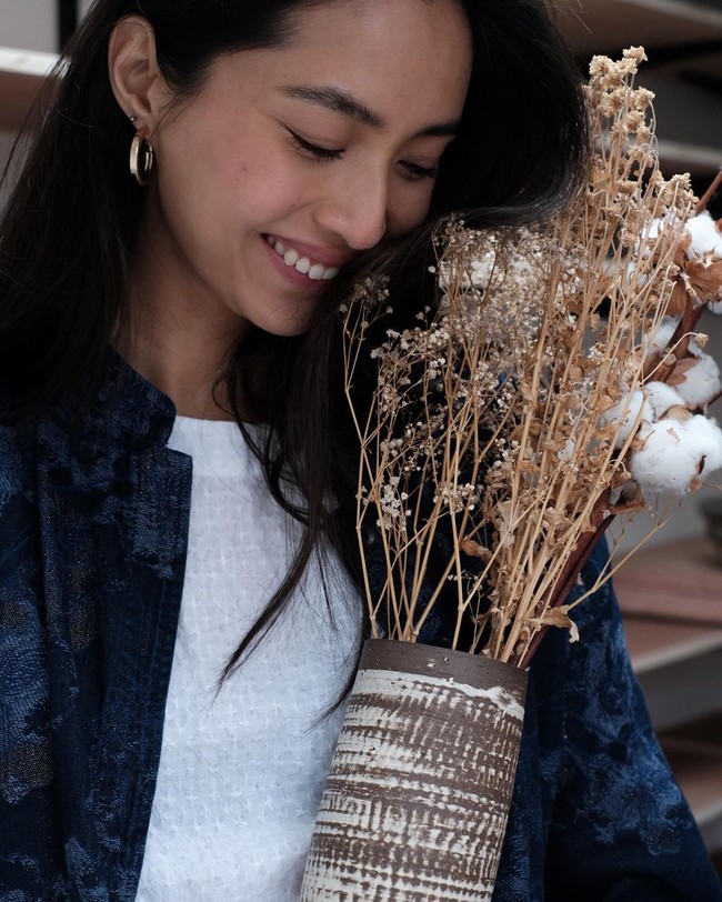 Sebelum jadi kontestan di acara The Great Pottery Throw Down ia sering mengunggah demonstasi membuat pot yang diunggah di TikTok. Foto: Instagram @shenyueding/ @supperceramics