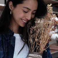 Sebelum jadi kontestan di acara The Great Pottery Throw Down ia sering mengunggah demonstasi membuat pot yang diunggah di TikTok. Foto: Instagram @shenyueding/ @supperceramics