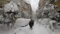 Salju yang turun di Madrid ini menjadi badai salju terparah sejak 1971. AP Photo/Andrea Comas  