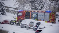 Petugas darurat tengah membersihkan 500 jalan dan menyelamatkan ratusan orang yang terjebak dalam kendaraan mereka di tengah badai salju yang menghantam kota Madrid dan sekitarnya di Spanyol, Sabtu (9/1/2021) waktu setempat. AP Photo/Manu Fernandez  