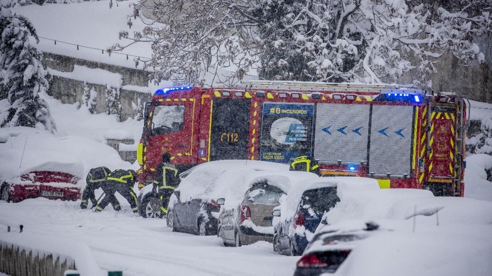 Petugas darurat tengah membersihkan 500 jalan dan menyelamatkan ratusan orang yang terjebak dalam kendaraan mereka di tengah badai salju yang menghantam kota Madrid dan sekitarnya di Spanyol, Sabtu (9/1/2021) waktu setempat.