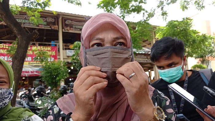 Nurul, kakak penumpang Sriwijaya Air SJ182 Arneta Fauzia di RS Polri Kramat Jati.