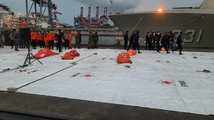 KRI Parang membawa tiga kantong berisi temuan dari pencarian pesawat dan penumpang Sriwijaya Air SJ182.