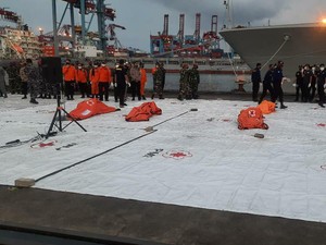 KRI Parang Bawa 3 Kantong Lagi Isi Peralatan Penumpang Sriwijaya Air SJ182