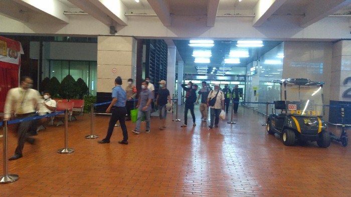 Keluarga korban Sriwijaya Air SJ182 tiba di Bandara Soetta dari Pontianak.