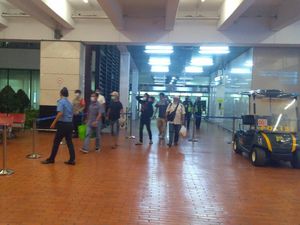 Malam-malam, Keluarga Korban Sriwijaya Air SJ182 Tiba di Bandara Soetta