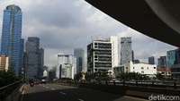 Tampak suasana jalan maupun perkantoran di kawasan Jalan Jend. Sudirman, Jakarta Pusat, tampak sepi, Senin (11/01/2021).