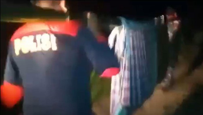 Puluhan warga bersama TNI-Polri memikul jenazah salah seorang warga di Kabupaten Majene. Jenazah dipikul lantaran akses masuk ke desa tak dapat dilalui mobil.