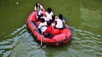Untuk wahana permainan air, di antaranya ada sepeda air, paddle boat, sepeda wisata, perahu karet dan masih banyak lagi. (dok. Taman Wisata Matahari)