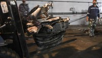 Mobil forklift membawa bagian mesin turbin pesawat Sriwijaya Air SJ 182 rute Jakarta-Pontianak setelah diturunkan dari KRI Cucut (886).