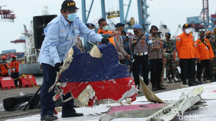 Jumlah kantong jenazah korban pesawat Sriwijaya Air SJ182 terus bertambah. Hingga malam ini  total ada 45 kantong jenazah yang sudah diterima Basarnas.