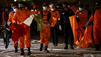 Proses pencarian dan evakuasi material pesawat dan jenazah korban Sriwijaya Air SJ182 terus dilakukan. Proses pencarian dan evakuasi pun dilakukan hingga malam hari.