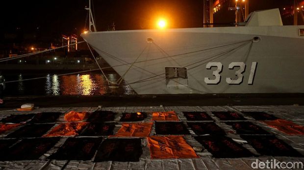 Jumlah kantong jenazah korban pesawat Sriwijaya Air SJ182 terus bertambah. Hingga malam ini  total ada 45 kantong jenazah yang sudah diterima Basarnas.