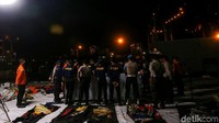 Operasi SAR masih terus dilakukan hingga saat ini. Bagian serpihan pesawat sudah mulai ditemukan, dan tim gabungan pun telah mendeteksi keberadaan black box pesawat di lokasi.