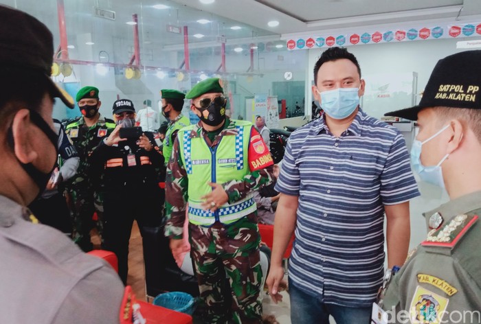 Tim gabungan menegur penanggung jawab toko yang belum menerapkan jaga jarak saat PPKM hari pertama di Klaten, Senin (11/1/2021)
