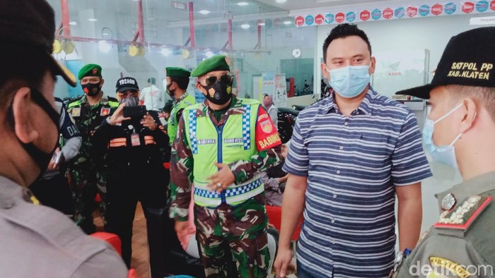 Tim gabungan menegur penanggung jawab toko yang belum menerapkan jaga jarak saat PPKM hari pertama di Klaten, Senin (11/1/2021)