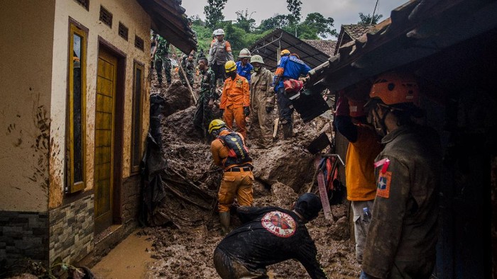 Proses evakuasi korban longsor di Sumedang terus berlanjut. 
Sebuah TK dan rumah yang berada di muka puing longsor pun dirobohkan guna mudahkan proses evakuasi.