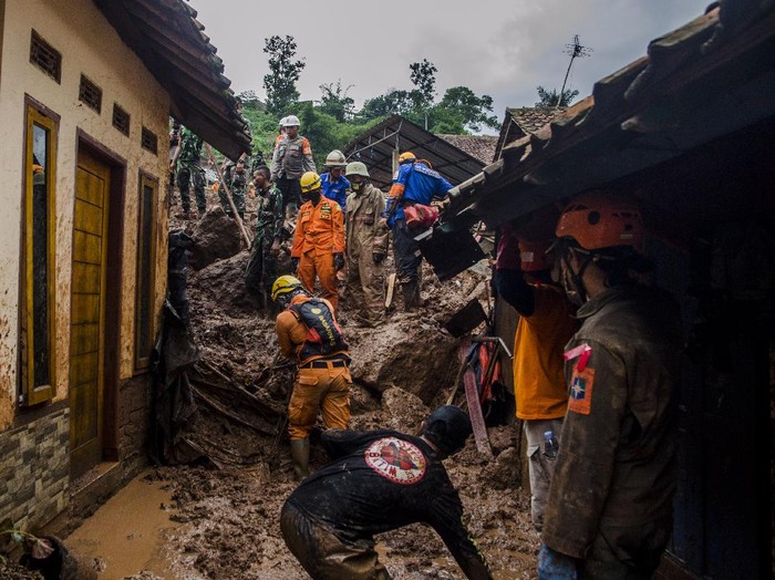 Proses evakuasi korban longsor di Sumedang terus berlanjut. 
Sebuah TK dan rumah yang berada di muka puing longsor pun dirobohkan guna mudahkan proses evakuasi.