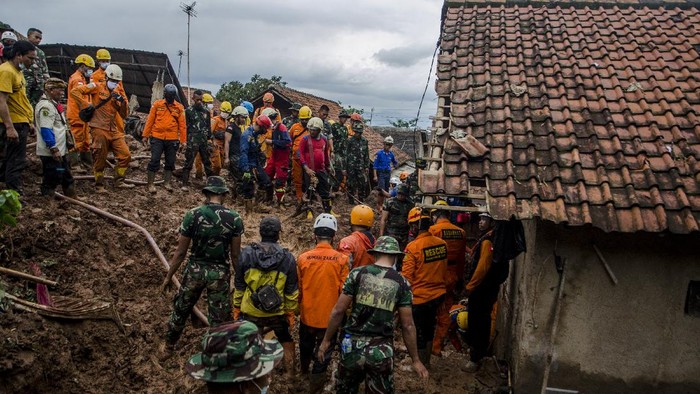 Proses evakuasi korban longsor di Sumedang terus berlanjut. 
Sebuah TK dan rumah yang berada di muka puing longsor pun dirobohkan guna mudahkan proses evakuasi.