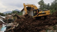 Berdasarkan laporan Basarnas Bandung, 13 korban telah ditemukan dalam keadaan meninggal dunia, 25 korban selamat dan 27 lainnya masih dalam pencarian usai bencana longsor yang terjadi pada Sabtu (9/1) lalu. Yudha Maulana/Detikcom
