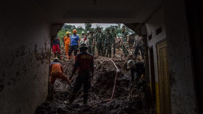Tim SAR Gabungan Berjibaku Evakuasi Korban Longsor di Sumedang