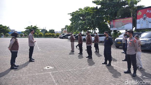 Tim Trauma Healing Biro SDM Polda Lampung dipimpin AKBP Yuni memberi pendampingan psikososial kepada keluarga korban pesawat Sriwijaya Air SJ182 (dok Istimewa)