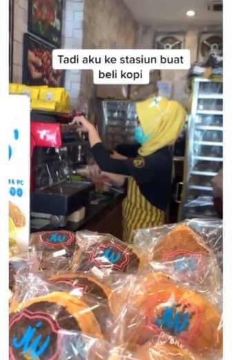 Aksi Wanita Traktir Makan Kakek Kelaparan Ini Bikin Netizen Nangis Haru