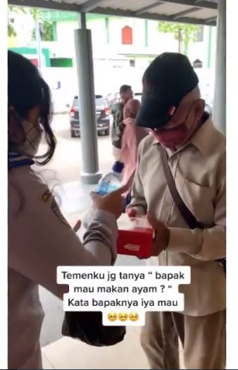 Aksi Wanita Traktir Makan Kakek Kelaparan Ini Bikin Netizen Nangis Haru