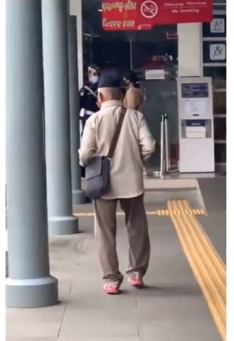 Aksi Wanita Traktir Makan Kakek Kelaparan Ini Bikin Netizen Nangis Haru