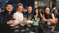 Menikmati wine di restoran mewah, seperti ini momen kebersamaan Vincent dan teman-temannya. Foto: Instagram vincentraditya