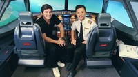 Mengenai karirnya sebagai pilot, pria 36 tahun ini sudah menekuninya sejak 2010. Sisi unik dari dirinya adalah ia senang membagikan informasi seputar dunia penerbangan di video. Karenanya ia juga berprofesi sebagai YouTuber.  Foto: Instagram vincentraditya