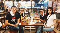 Ayah 3 anak ini selalu sempatkan habiskan waktu bersama keluarga. Ini bukti lain kalau ia sering makan bersama istri dan anak-anaknya. Foto: Instagram vincentraditya
