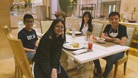 Liburan ke Bali, Vincent bersama istri dan dua anaknya menikmati makan malam istimewa di hotel bintang 5. Kira-kira apa ya menu pilihan mereka? Foto: Instagram vincentraditya