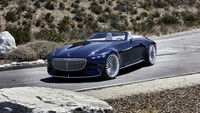 Pengacara kondang Hotman Paris Hutapea lagi kesengsem dengan mobil Mercedes-Benz yang satu ini. Sejurus kemudian, ia langsung mendapat respon dari bos importir mobil mewah, Rudy Salim. Foto: Daimler AG