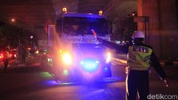 Pantauan detikcom, kedatangan bulk vaksin COVID-19 dari Sinovac, China ini dikawal ketat oleh aparat keamanan. Tampak personel TNI dan polisi bersenjata siap siaga dalam mengamankan kedatangan truk pengangkut bulk vaksin COVID-19 di depan gerbang Biofarma.